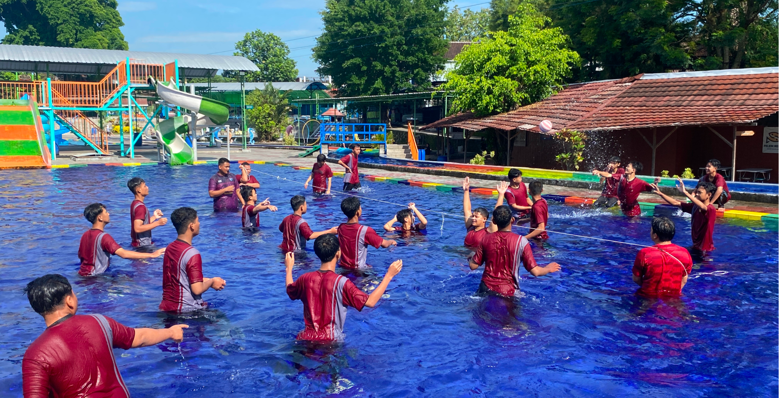 Keseruan Kegiatan Renang Siswa Kelas X SMA ABBS Sukoharjo di Umbul Pelem